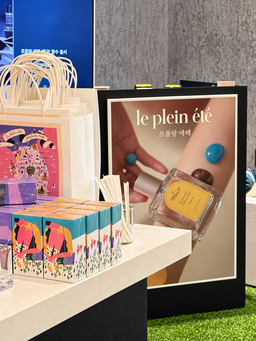 le plein été fragrance pop-up display